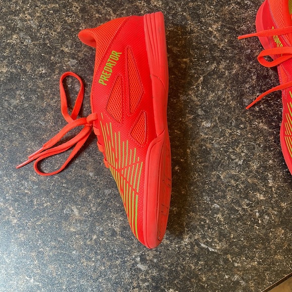 Kids adidas predator soccer shoes. - Picture 2 of 2